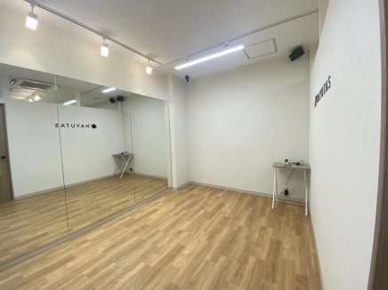 ナユタス府中校のダンスルームの写真